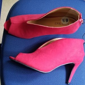 Ellen Tracy Red peep toe. Zip back.